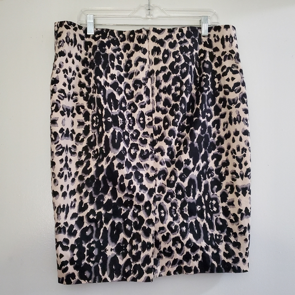 🌹Gorgeous Animal Print Pencil Skirt - Picture 2 of 8